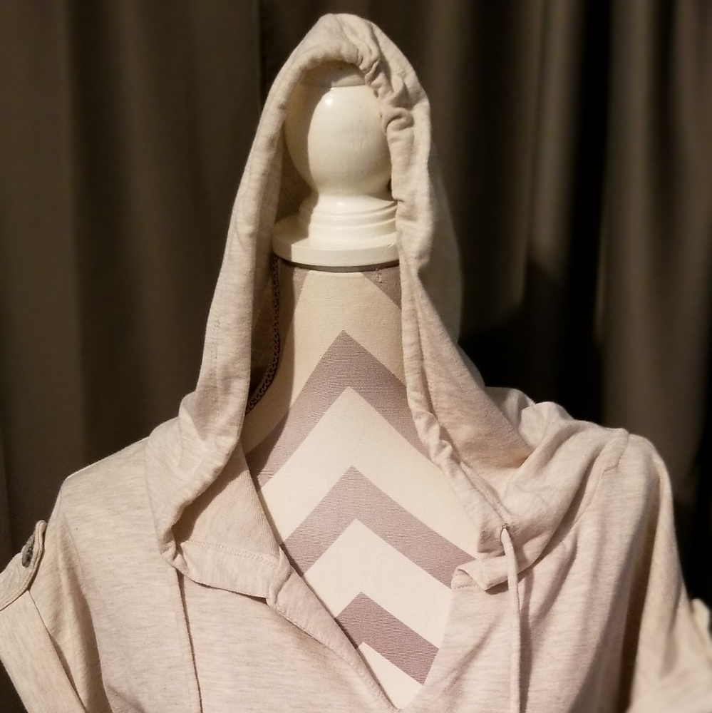 EUC MISS CHIEVOUS HOODED SHORT V KNECK SLEEVE TOP WITH POCKETS.